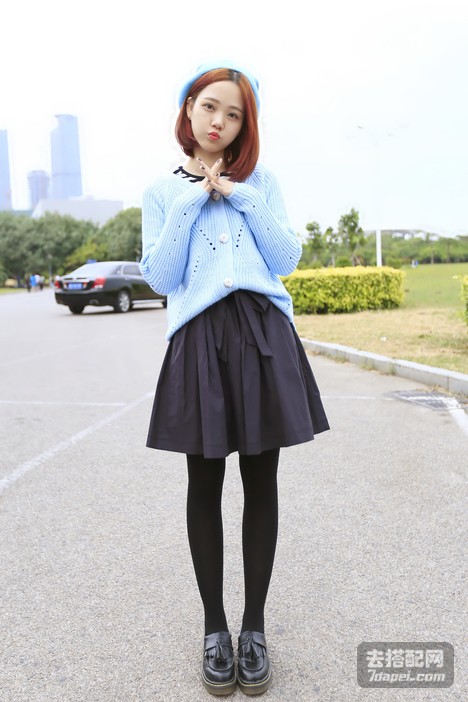 毛衣+短裙+遮pp 变身窈窕淑女