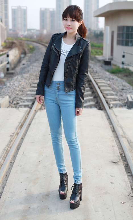 秋天+小脚裤+显瘦 拉长美腿打造苗条曲线身材