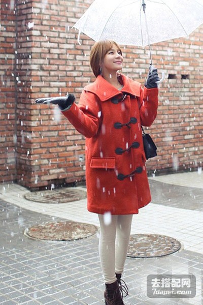 学院风+牛角扣大衣 带来浓浓的学院风~