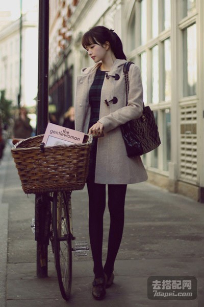 学院风+牛角扣大衣 带来浓浓的学院风~