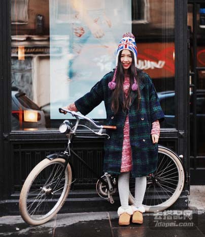 学院风+呢大衣 很有韩剧女主角的感觉哦~