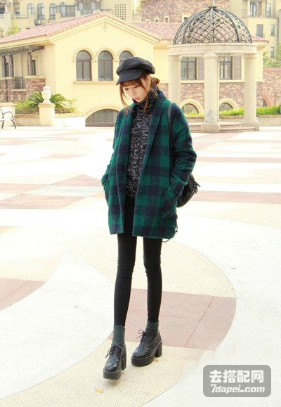 冬季+格子外套+紧身裤 轻松穿出时尚感。
