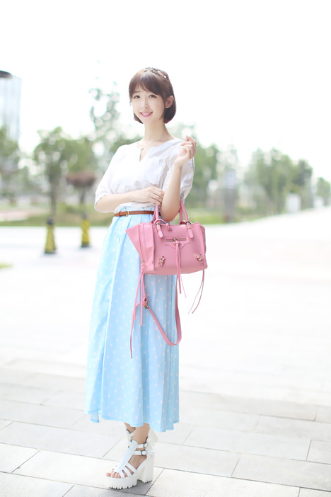 风衣+显腿长搭配 韩范妹纸展现女性的张扬与青春