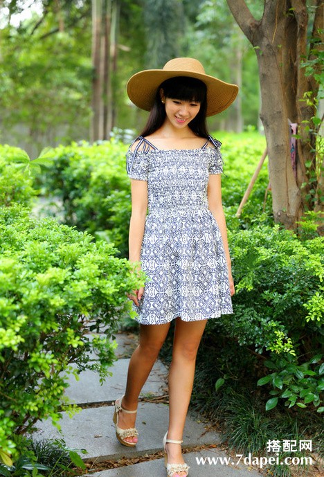 很有民族风情的一款连衣裙，有些小森女的感觉。肩带可隐藏，可以变成短袖，也可以穿成一字领。