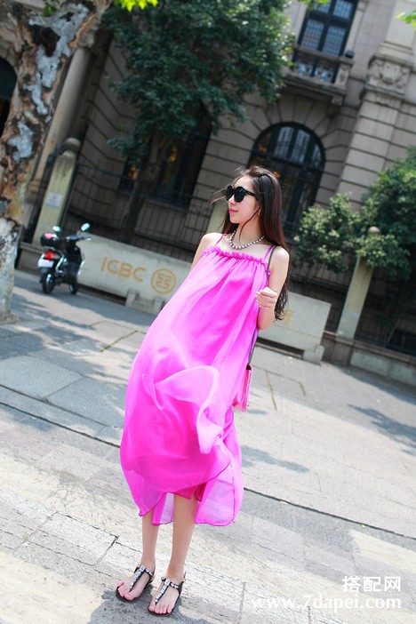 夏季+气质+高挑身材 展露出现代都市女郎的自信