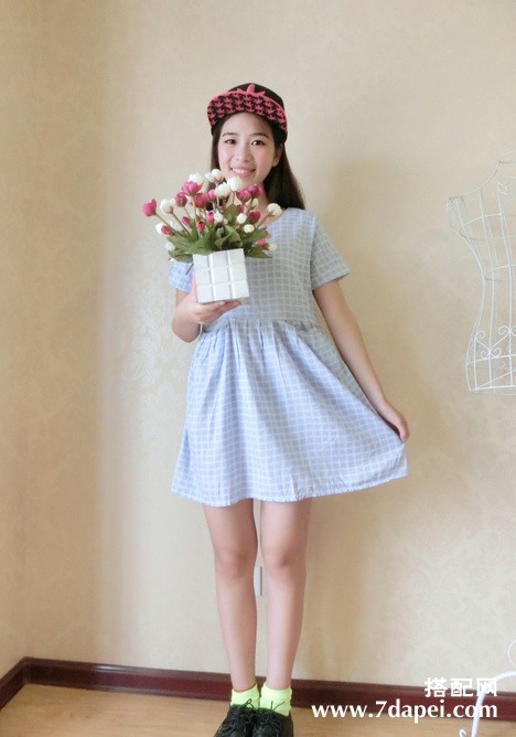 夏季+连衣裙+矮个子 展现青春淑女街头魅力。