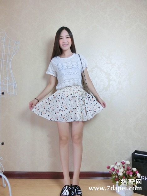 夏季+连衣裙+矮个子 展现青春淑女街头魅力。