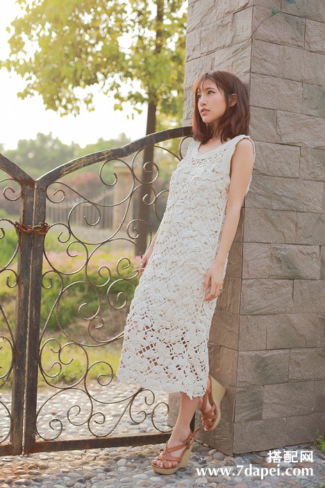 秋冬短裙+遮肚腩搭配 打造少女活泼感