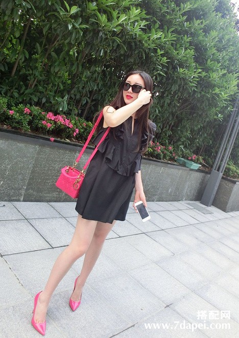 毛呢外套+英伦风格子元素 轻松驾驭小肚腩~