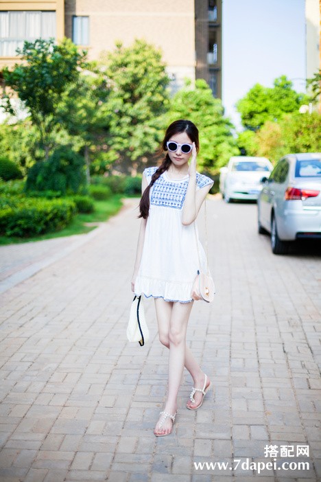 白色冬装外套+遮肚腩 给冬日带来唯美气质感觉