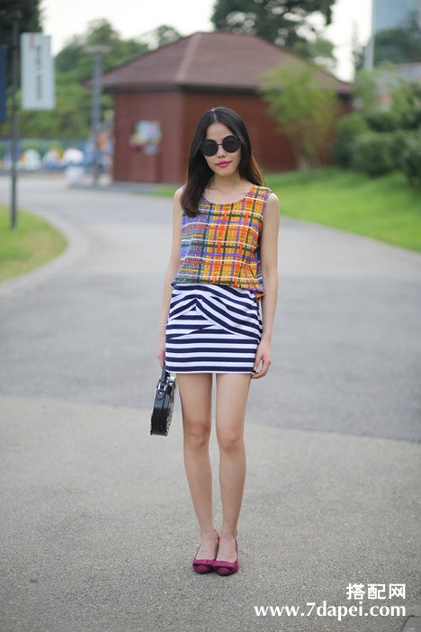 冬季格纹呢大衣+牛仔裤 复古之风来袭