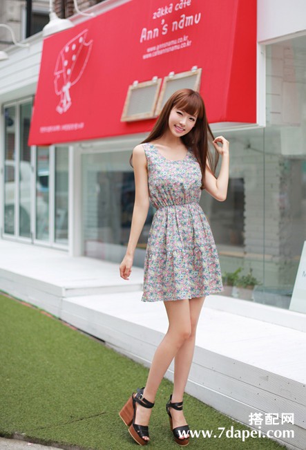 夏天+连衣裙+优雅 显露出性感优雅的曲线！