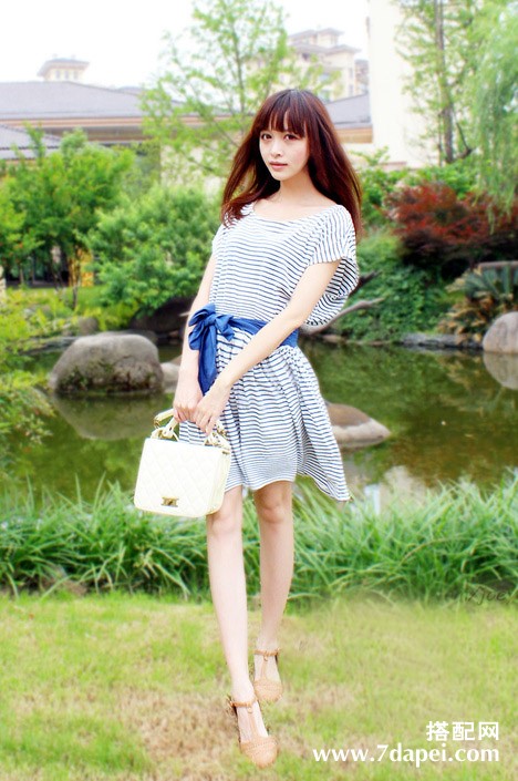 长袖毛衣+遮粗臂 冬季甜美显身材