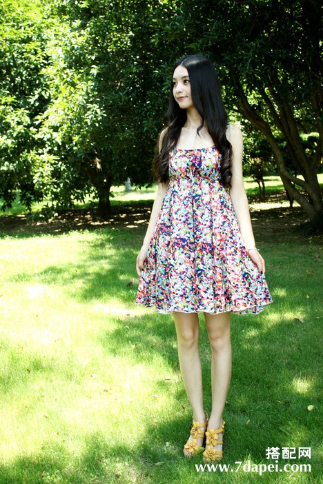夏天+连衣裙+轻熟 显瘦显高挑，女人味十足。
