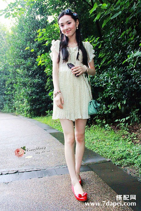 绿色系大衣+遮粗臂 穿出既有气质又显活力的装扮