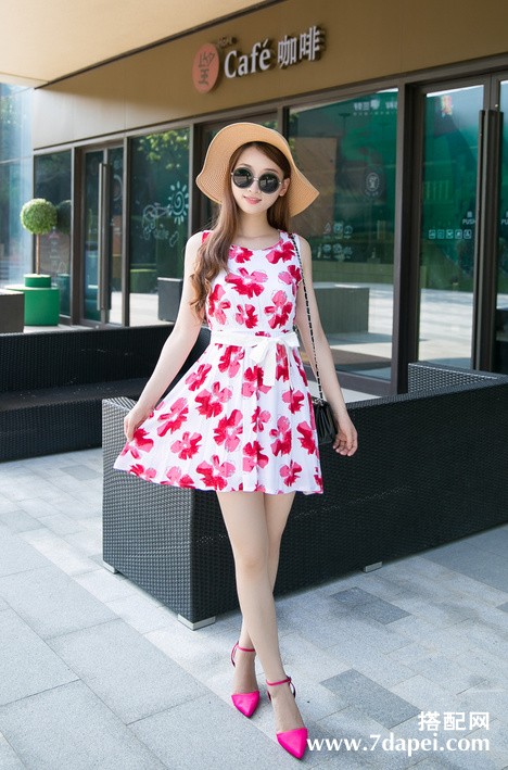 夏天+连衣裙+气质 轻松穿出窈窕曼妙的身形曲线！