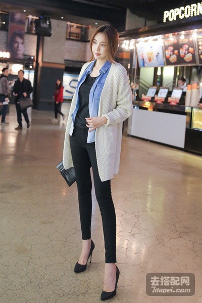 春装+白色外套 显得清纯气质可人~