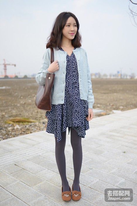 秋季气质连衣裙示范搭 时尚百搭 给你带来不一样的感觉。