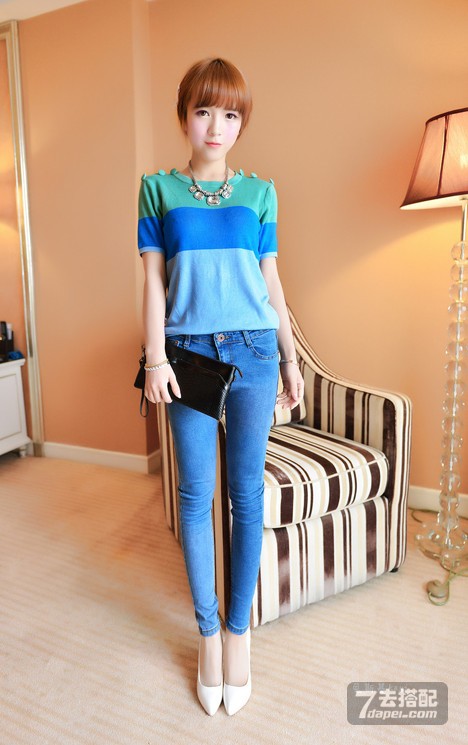 初夏+T恤+牛仔裤 修身显瘦出街必备吸睛装扮