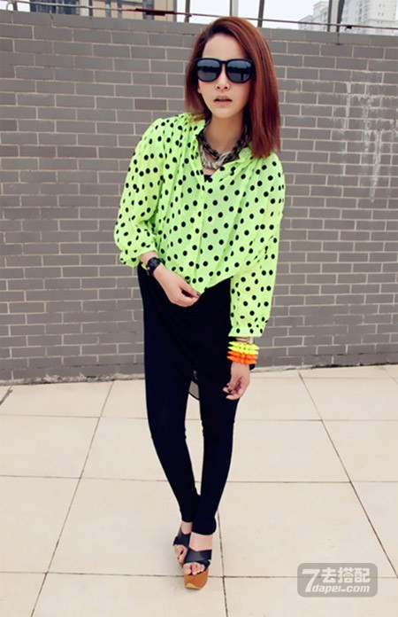甜美波点雪纺衫 修身显气质