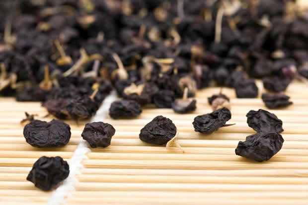 假黑枸杞泡水的颜色和图片