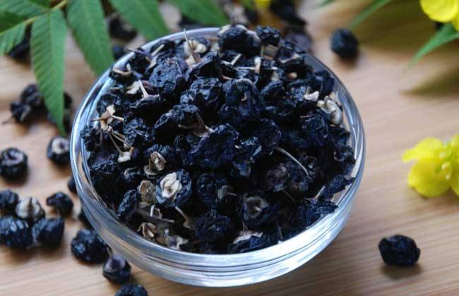 你还在用黑枸杞泡水喝吗?千万不要用开水泡了!爱养生的人赶紧看