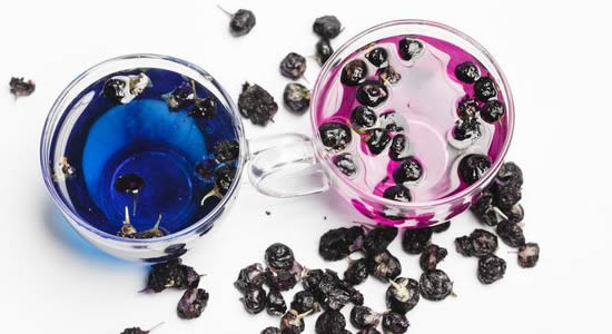 黑枸杞泡水后什么颜色 花青素引起颜色变化