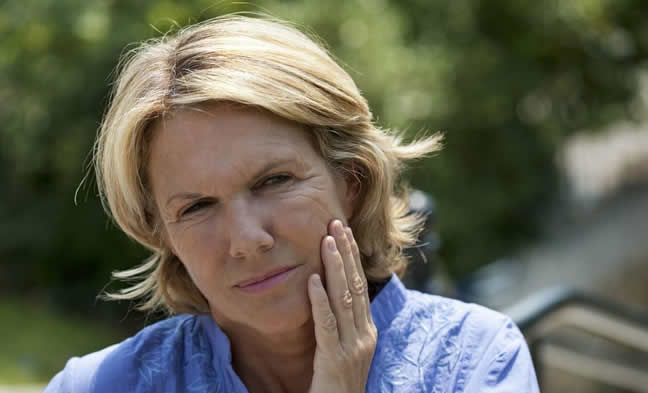 上火牙龈肿痛怎么办?连带着牙齿也疼。