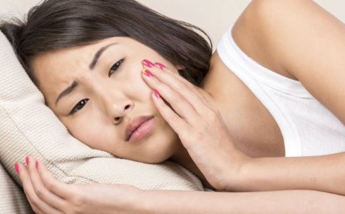 牙龈肿痛怎么办?现在很疼啊 脸也稍微有点胀