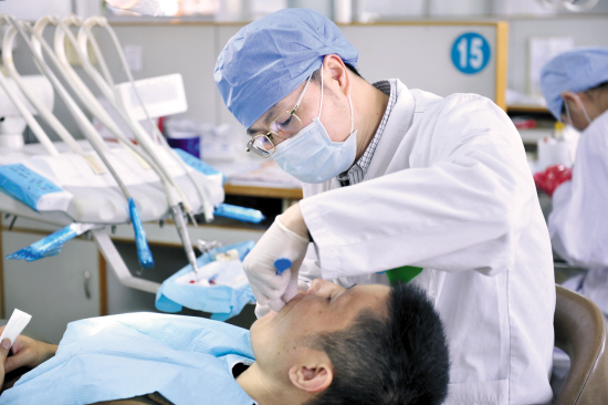 牙龈肿痛怎么办,已经两天了,好难受 上火的原因。