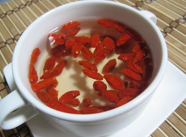 枸杞子泡水喝的功效 有助于延缓衰老，延长寿命。