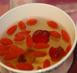 枸杞子泡水喝的功效 有助于延缓衰老，延长寿命。