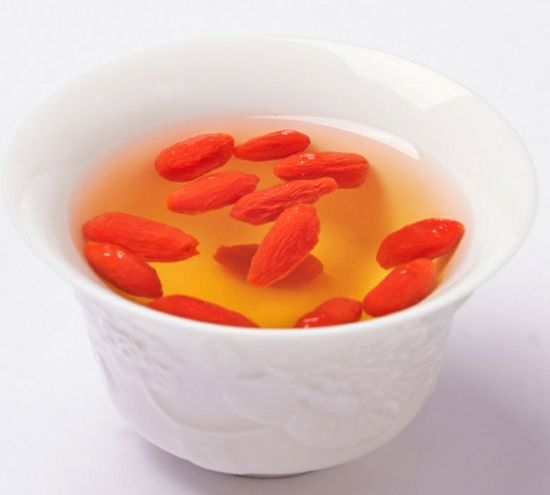枸杞子泡水喝的功效 有助于延缓衰老，延长寿命。