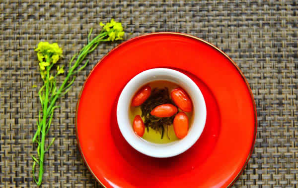 枸杞子泡水喝的害处和禁忌及功效有什么好处