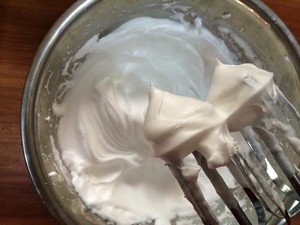 戚风杯子蛋糕^_^不开裂不回缩喔～