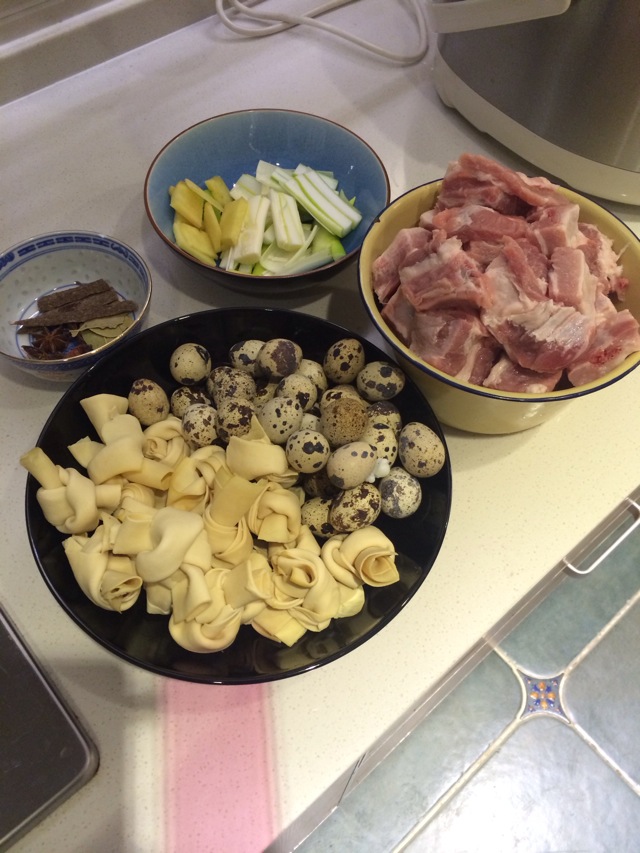红烧排骨烧豆结和鹌鹑蛋