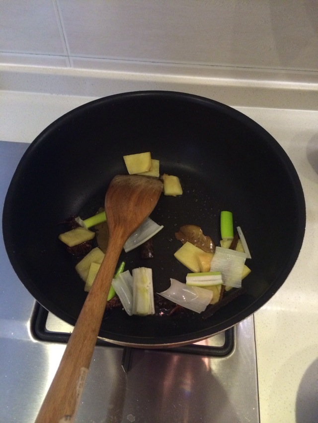 红烧排骨烧豆结和鹌鹑蛋