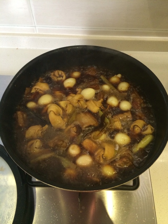 红烧排骨烧豆结和鹌鹑蛋