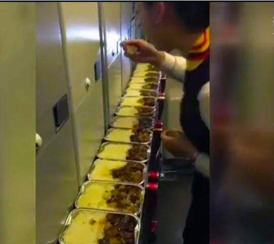空姐吃多份飞机餐 乌航再回应:出于娱乐心态摆拍