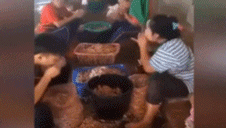 工人嘴啃无骨鸡爪！无骨鸡爪竟是员工用嘴啃出来的，震惊！！