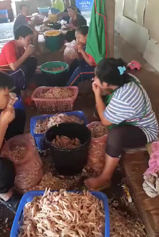 工人嘴啃无骨鸡爪！无骨鸡爪竟是员工用嘴啃出来的，震惊！！