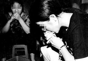 工人嘴啃无骨鸡爪！无骨鸡爪竟是员工用嘴啃出来的，震惊！！