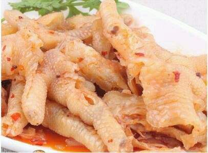 工人嘴啃无骨鸡爪！无骨鸡爪竟是员工用嘴啃出来的，震惊！！