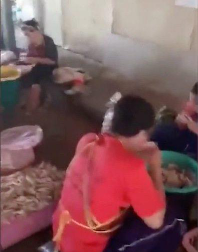 工人嘴啃无骨鸡爪！无骨鸡爪竟是员工用嘴啃出来的，震惊！！
