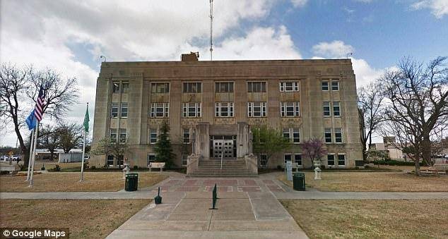 34岁女老师与16岁学生结婚 男方父亲居然还同意了！