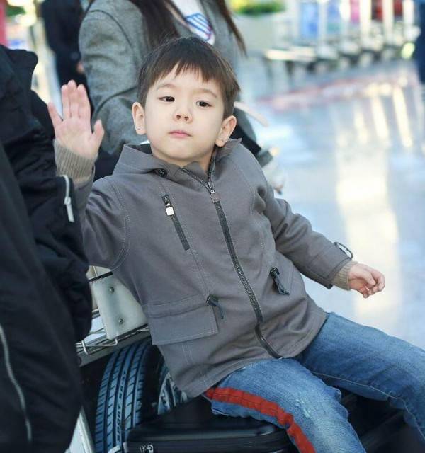 嗯哼向记者问好 杜江霍思燕嗯哼一家三口亮相北京机场