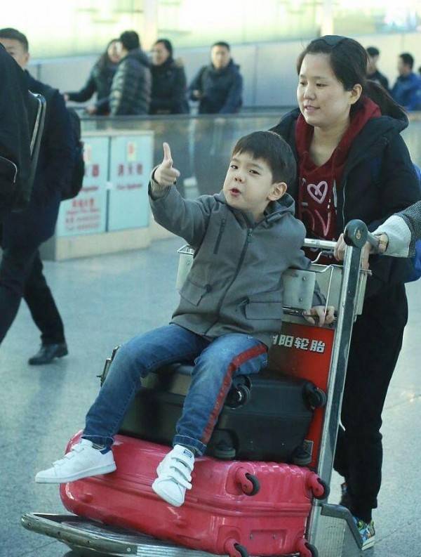 嗯哼向记者问好 杜江霍思燕嗯哼一家三口亮相北京机场