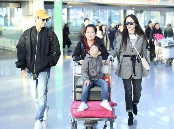 嗯哼向记者问好 杜江霍思燕嗯哼一家三口亮相北京机场