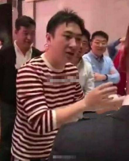 王思聪随礼30万 穿着接地气举杯喝酒毫不逊色