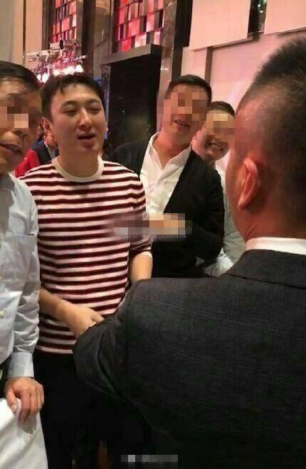 王思聪随礼30万 穿着接地气举杯喝酒毫不逊色